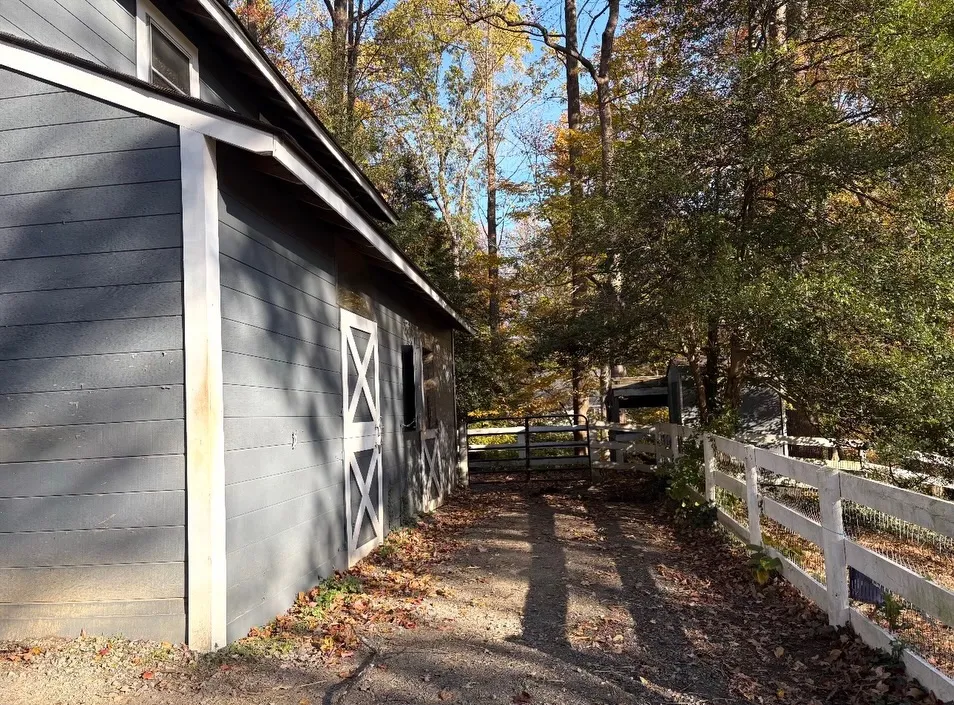 Barn overhang - Image 4
